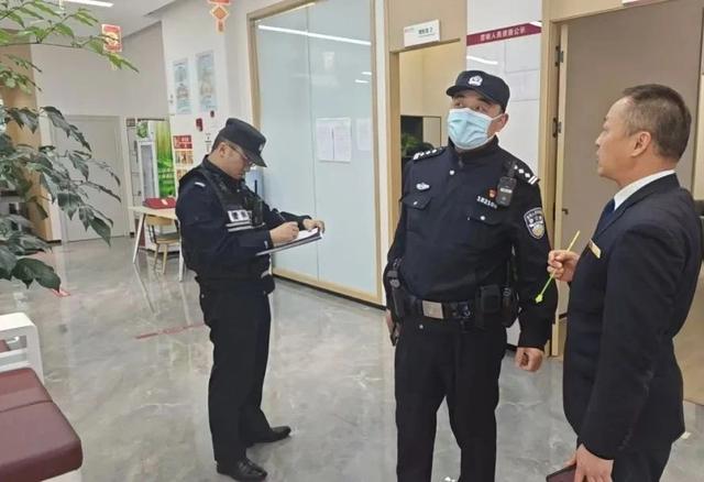民警赶赴现场,向银行工作人员了解情况。警方供图