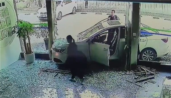 女子园区内开车化身“拆迁队”：撞碎大门玻璃碎一地