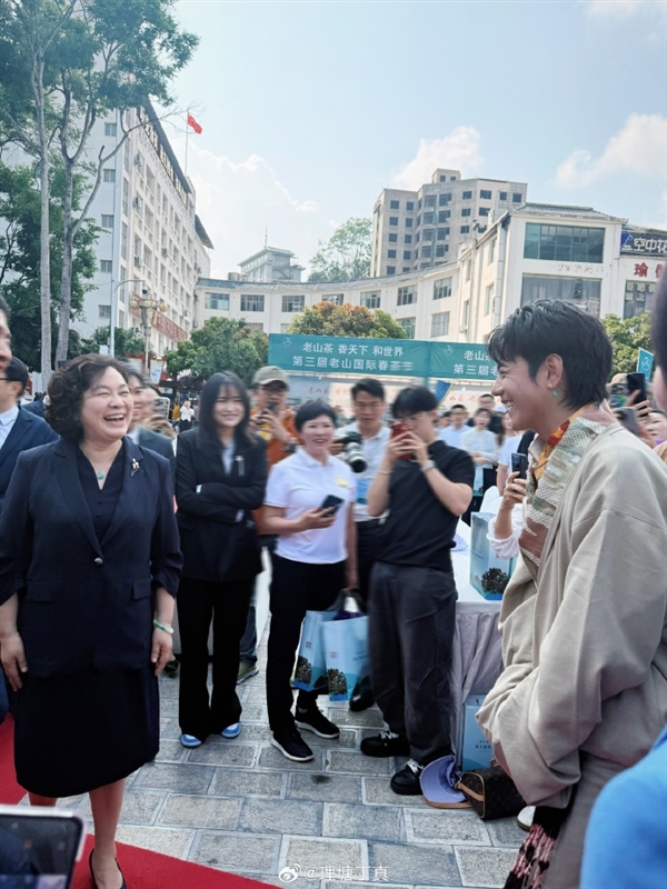 梦幻联动！网红丁真发文：有幸见到了华部长 特别开心 