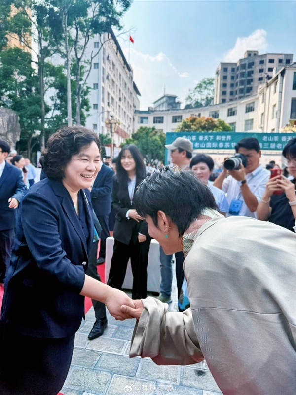 梦幻联动！网红丁真发文：有幸见到了华部长 特别开心 