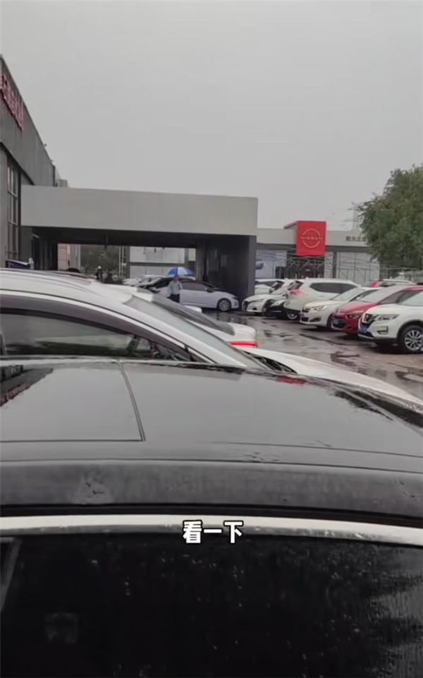 北京冰雹砸车！车主带被子连夜排队修车 4S店一开门就排了50多号