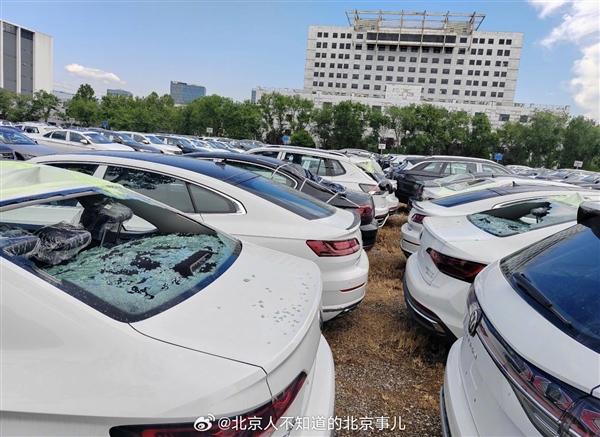 北京冰雹一大众4S店损失惨重：一停车场未上牌新车被砸烂