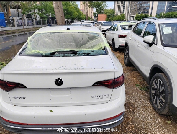 北京冰雹一大众4S店损失惨重：一停车场未上牌新车被砸烂