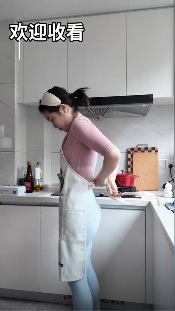 月入近2万引发争议！女子称穿瑜伽服上门做饭不是为流量