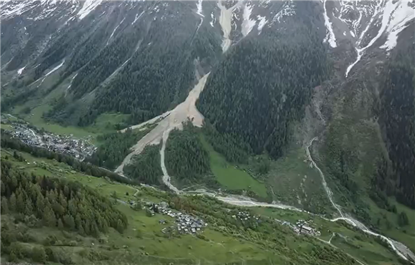 瑞士超350万立方米冰川崩塌！土石流吞没山脚小村