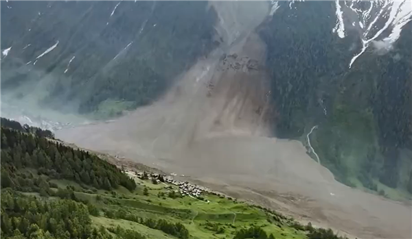 瑞士超350万立方米冰川崩塌！土石流吞没山脚小村