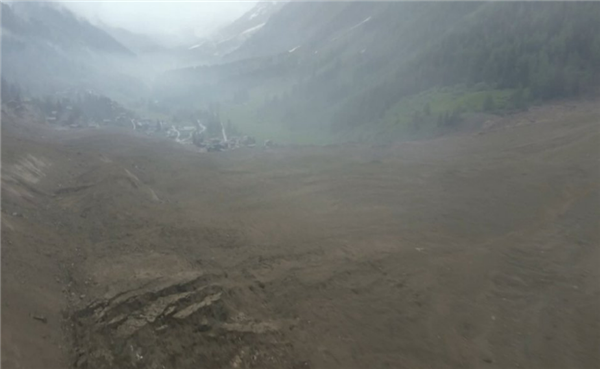 瑞士超350万立方米冰川崩塌！土石流吞没山脚小村