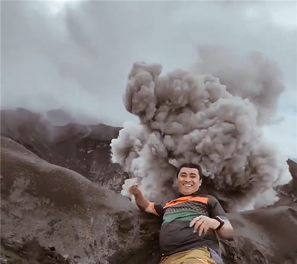 如同爆痘！印尼男子拍到杜科诺火山爆发瞬间