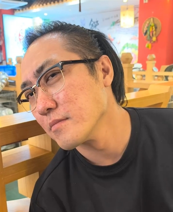 王自如自曝近照！进军AI赛道宣布二次创业 网友：那个男人回来了